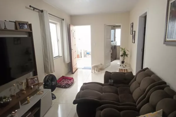 Casa com Sala, 2 quartos, copa, banheiro social, cozinha, área de serviços + edícula com quarto e - Foto 5