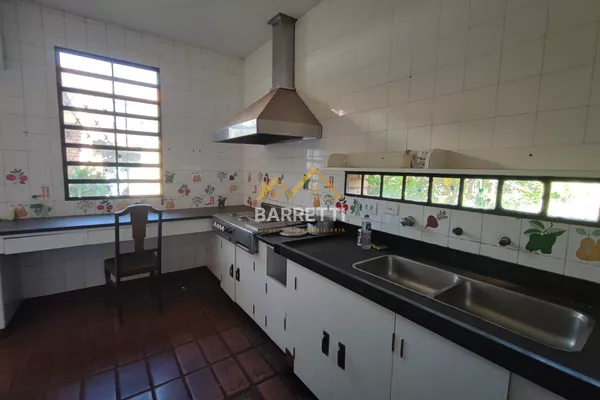 Casa para locação com 1.212 m², contendo quatro quartos, três salas, quatro banheiros e quatro vagas de garagem - Foto 4