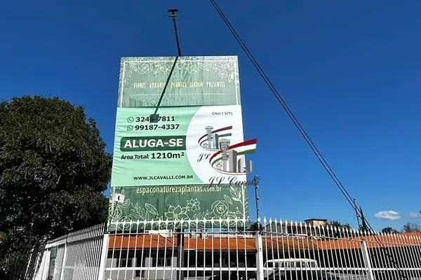 Loja comercial de esquina com 1210m² para alugar no Novo Mundo - Foto 1