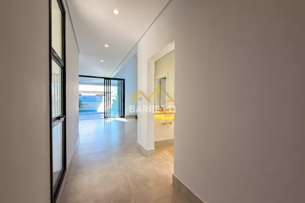 Sobrado à venda, com 305m², 3 suítes, 5 banheiros, piscina e 4 vagas de garagem no condomínio Villa D'Aquila - Foto 4