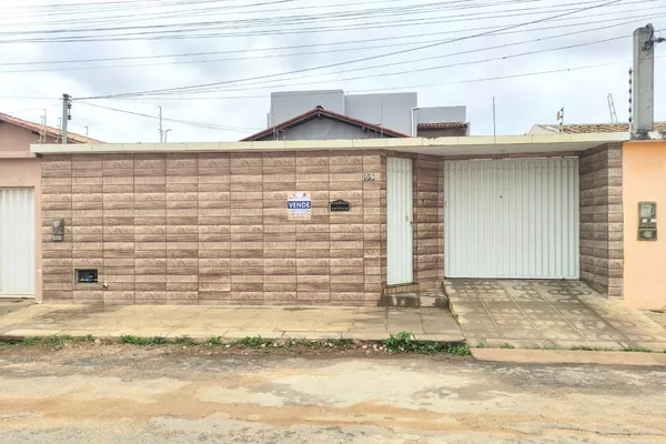 Casa Duplex (solta) com 5/4 sendo 1 suíte, com garagem para 4 carros no Bairro Felícia na região - Foto 1