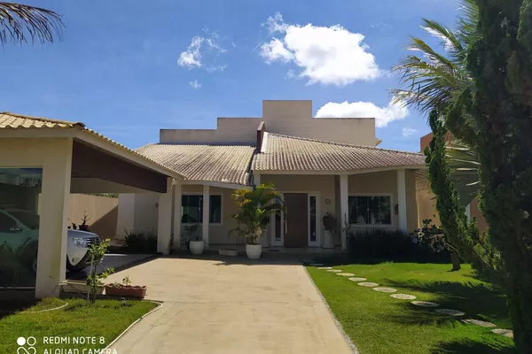 Casa Alto Padrão com 05 suítes, poço artesiano e energia solar em ótima localização no Bairro - Foto 1