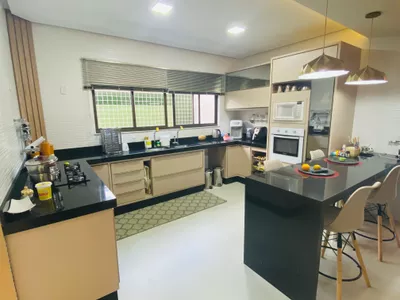 Linda Casa de 4 quartos sendo 3 suítes mais dependência completa e 4 vagas de garagem no Alphavill - Foto 7