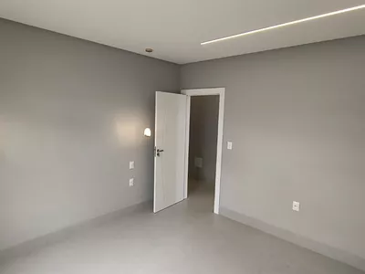 ALPHAVILLE 2 - Casa térrea com 3 Suítes + Varanda Gourmet com Hidro, Garagem coberta para 2 carros - Foto 31