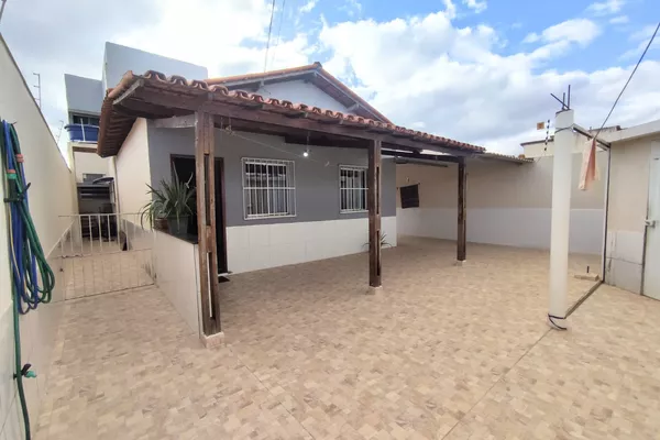 Casa Duplex (solta) com 5/4 sendo 1 suíte, com garagem para 4 carros no Bairro Felícia na região - Foto 4