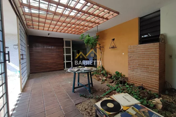 Casa à venda com 1.212 m², contendo quatro quartos, três salas, quatro banheiros e quatro vagas de garagem - Foto 1