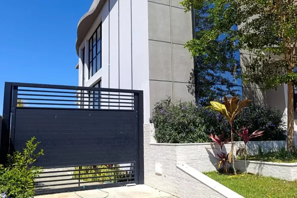 Casa de 2 pavimentos com 4 quartos sendo 3 suítes + dependência + espaço gourmet em condomínio f - Foto 6