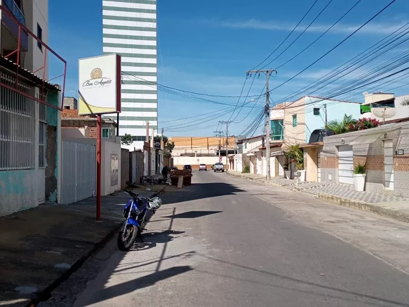 Apartamento térreo com quintal com 3/4 sendo 1 suíte a 50 mts do Shopping Conquista Sul em Vitór - Foto Principal