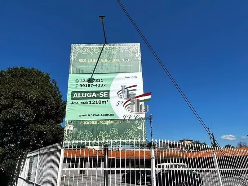 Loja comercial de esquina com 1210m² para alugar no Novo Mundo - Foto Principal