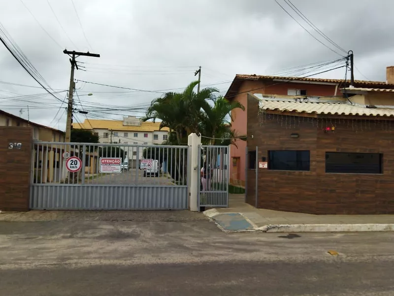 Aluguel de casa duplex com 2/4 e garagem coberta em condomínio fechado no Boa Vista em Vitória da - Foto Principal