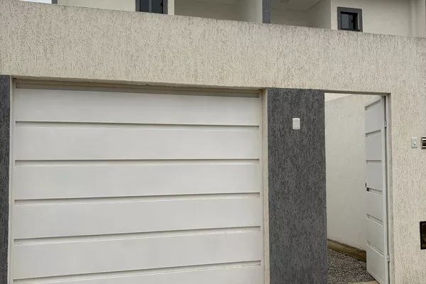 Casa duplex de 3 quartos sendo 2 suítes, garagem 2 carros + quintal - Foto 2