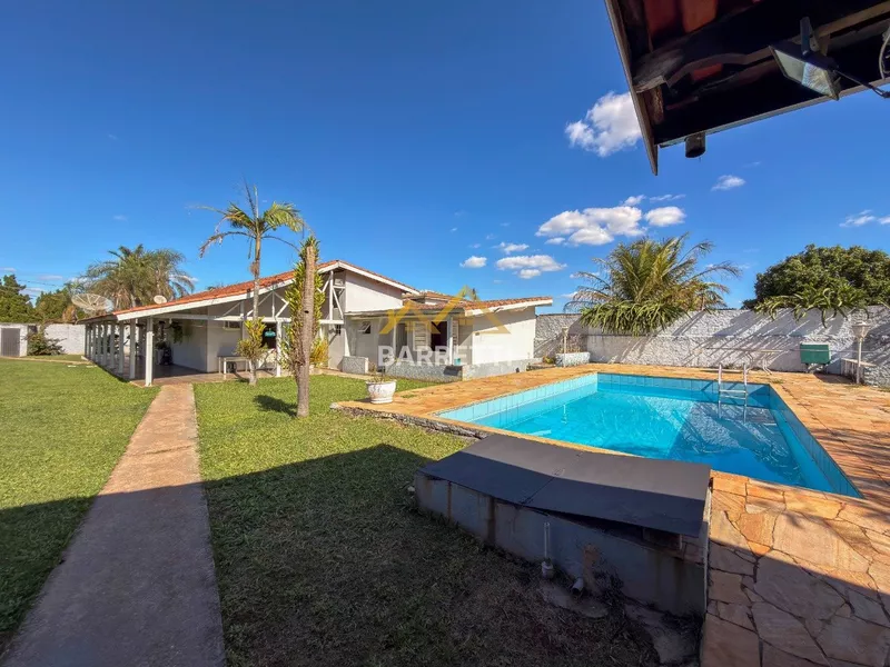 Chácara à venda no bairro Dois Córregos com 347m², 4 quartos sendo 1 suíte, área gourmet e piscina - Foto Principal