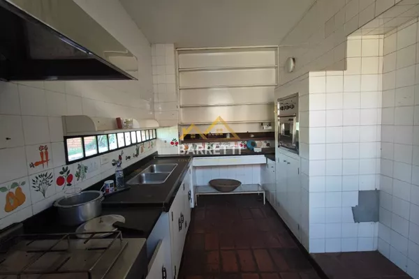 Casa à venda com 1.212 m², contendo quatro quartos, três salas, quatro banheiros e quatro vagas de garagem - Foto 6