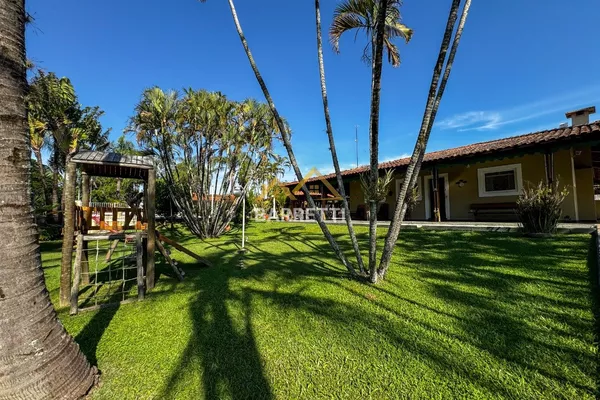 Casa disponível para venda e locação no Colinas do Piracicaba, com 298 m² de área construída. Possui 3 quartos, sendo 1 suíte, piscina, chalé e 6 vagas de garagem - Foto 1