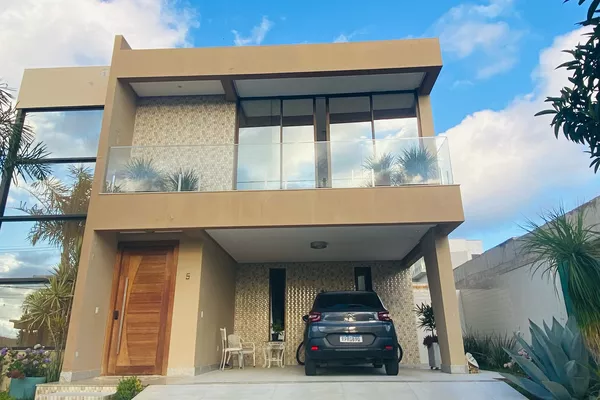 Linda Casa de 4 quartos sendo 3 suítes mais dependência completa e 4 vagas de garagem no Alphavill - Foto 1