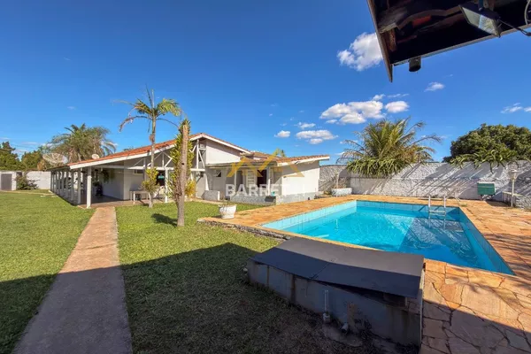 Chácara à venda no bairro Dois Córregos com 347m², 4 quartos sendo 1 suíte, área gourmet e piscina - Foto 1