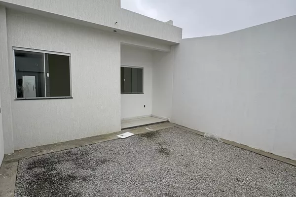 Casa de 2 quartos sendo 1 suíte com garagem para dois carros e quintal - Foto 2