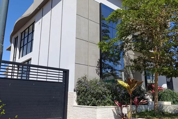 Casa de 2 pavimentos com 4 quartos sendo 3 suítes + dependência + espaço gourmet em condomínio f - Foto 3