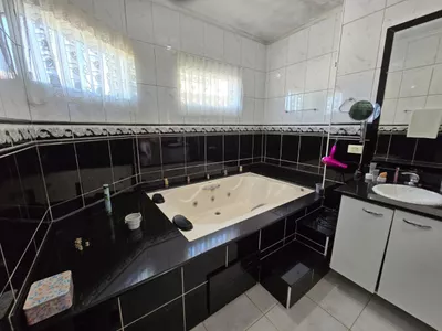 Sobrado à venda de 282m² com 4 quartos suítes, 6 banheiros, piscina e 6 vagas de garagem no condomínio Terras de Piracicaba IV - Foto 26