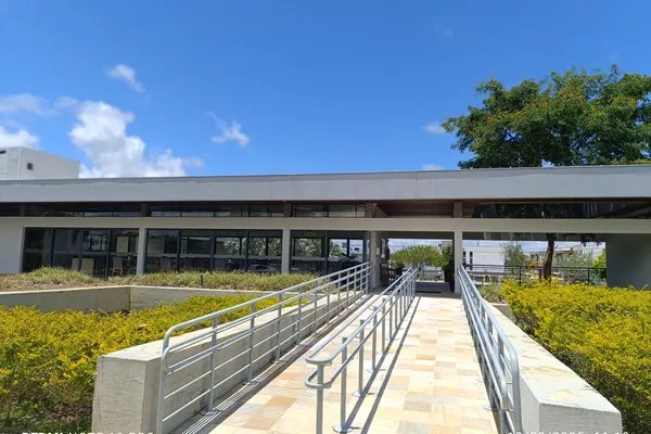 Casa 3 suítes, sala cozinha e gourmet com planejados alto padrão Alphaville II condomínio com inf - Foto 2