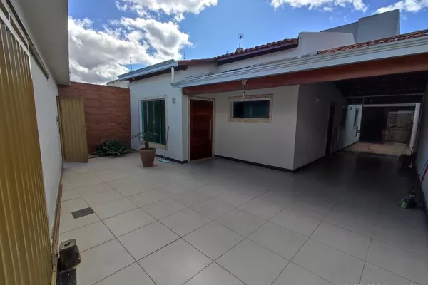 Vendo casa térrea de 3 quartos sendo 2 suites, área gourmet com churrasqueira garagem para 3 carro - Foto 2