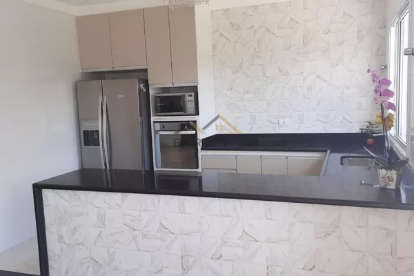 Casa de alto padrão à venda, com 1200m² de terreno, 4 quartos (3 suítes com closet), 4 banheiros e piscina, no Condomínio Colinas do Piracicaba - Foto 4