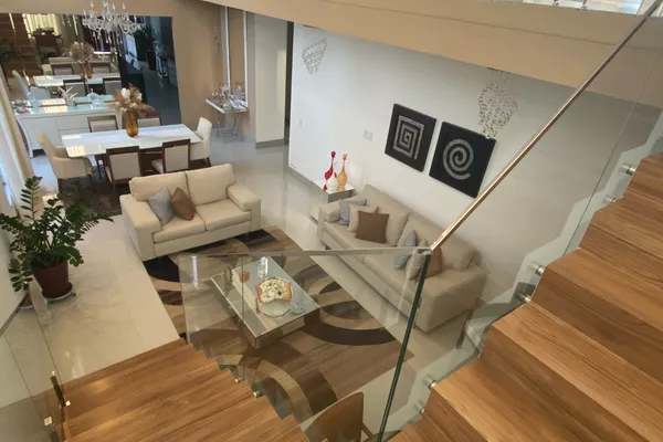 Linda Casa de 4 quartos sendo 3 suítes mais dependência completa e 4 vagas de garagem no Alphavill - Foto 2