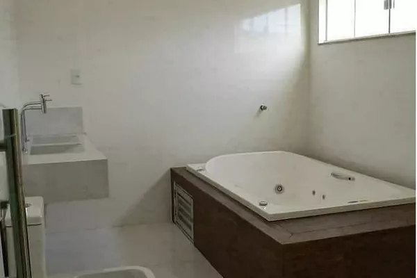 Casa com dois pavimentos , alto padrão , 3 suítes, 3 salas, piscina, área gourmet no Alto da Boa - Foto 3