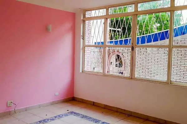 Casa à venda com 290 m² no Centro, com 4 quartos (sendo 1 suíte), quintal e 3 vagas de garagem - Foto 1