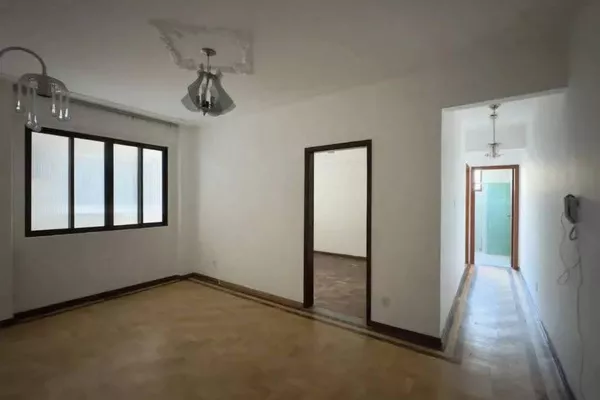 Vendo amplo apto 2 dormitórios 4 andar fundo.  - Foto 2
