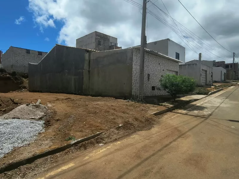Oportunidade Terreno no asfalto à Venda no Lot Bateias 2. Bairro Zabelê em Vitória da Conquista - Foto Principal