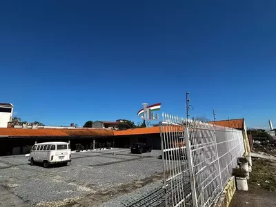Loja comercial de esquina com 1210m² para alugar no Novo Mundo - Foto 7