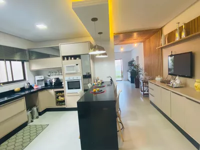 Linda Casa de 4 quartos sendo 3 suítes mais dependência completa e 4 vagas de garagem no Alphavill - Foto 5