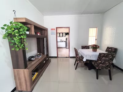 Casa Duplex (solta) com 5/4 sendo 1 suíte, com garagem para 4 carros no Bairro Felícia na região - Foto 8