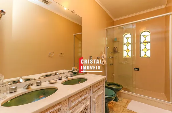 Casa 4 dormitórios a venda no Bairro Três Figueiras em Porto Alegre