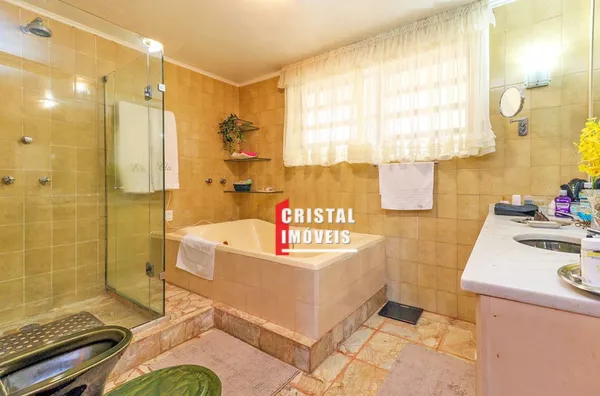 Casa 4 dormitórios a venda no Bairro Três Figueiras em Porto Alegre