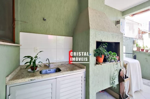 Casa 3 dormitórios a venda no Bairro Guarujá em Porto Alegre