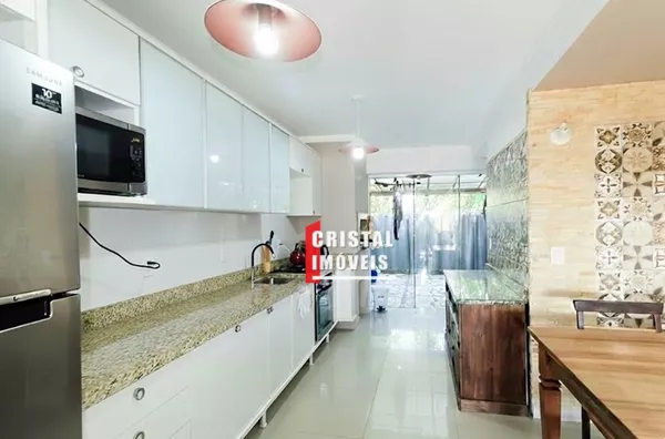 Casa 3 dormitórios a venda no Bairro Guarujá em Porto Alegre