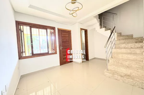 Casa/Sobrado no Bairro Guarujá: 3 Dormitórios (1 Suíte com Hidro) e Sótão Versátil 