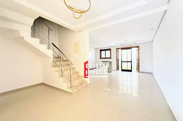 Casa/Sobrado no Bairro Guarujá: 3 Dormitórios (1 Suíte com Hidro) e Sótão Versátil 