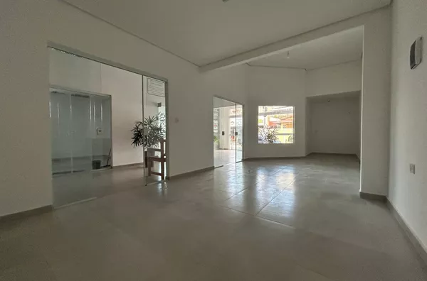 Sala comercial na Galeria Mostardas em Monte Alegre do Sul!