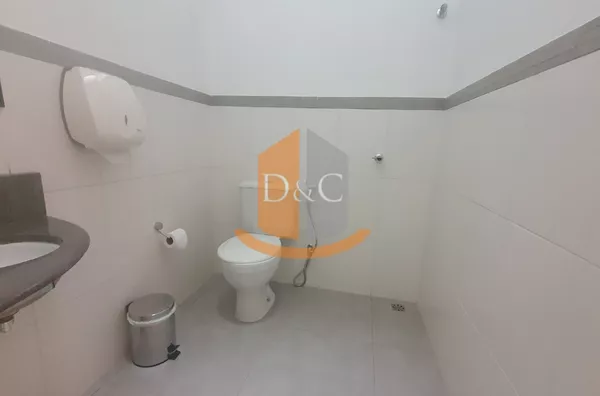 Sala comercial ampla no Centro! Amparo-SP (Consultório já estruturado).