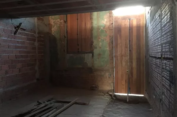 Casa histórica com salas comerciais em fase de acabamento.
