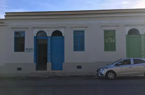 Casa histórica com salas comerciais em fase de acabamento.