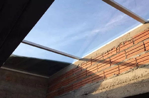 Casa histórica com salas comerciais em fase de acabamento.