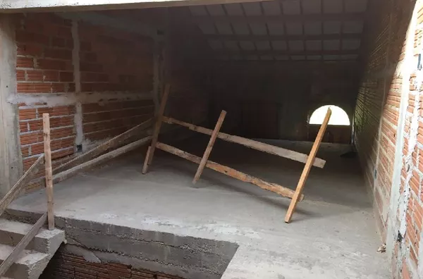 Casa histórica com salas comerciais em fase de acabamento.