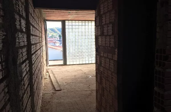 Casa histórica com salas comerciais em fase de acabamento.