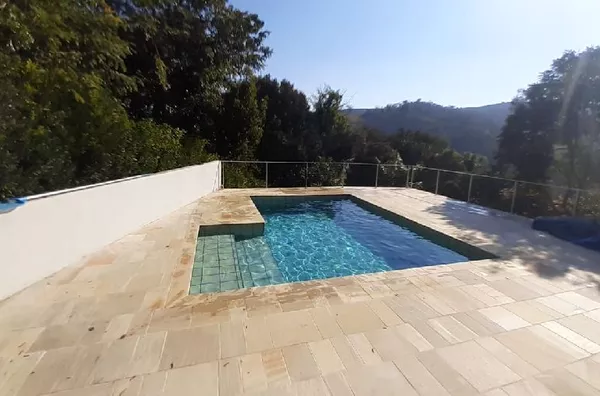 Maravilhosa casa de alto padrão, no bairro Jd. dos Ypês, em Monte Alegre do Sul! 