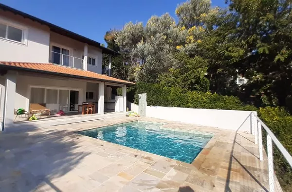 Maravilhosa casa de alto padrão, no bairro Jd. dos Ypês, em Monte Alegre do Sul! 