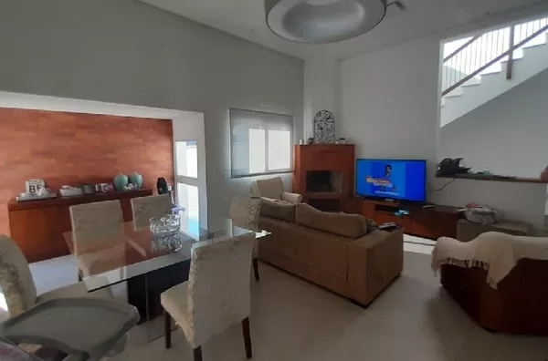 Maravilhosa casa de alto padrão, no bairro Jd. dos Ypês, em Monte Alegre do Sul! 